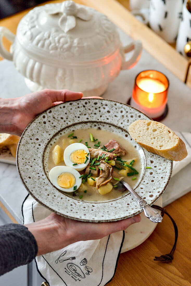 Saure Roggensuppe mit Ei (traditionelle polnische Suppe)