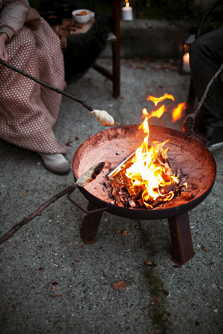 Stockbrot über Feuerschale grillen