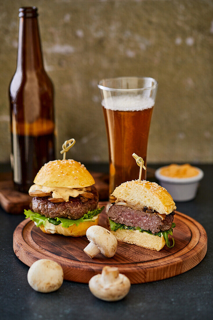 Burger mit Pilzen serviert mit Bier