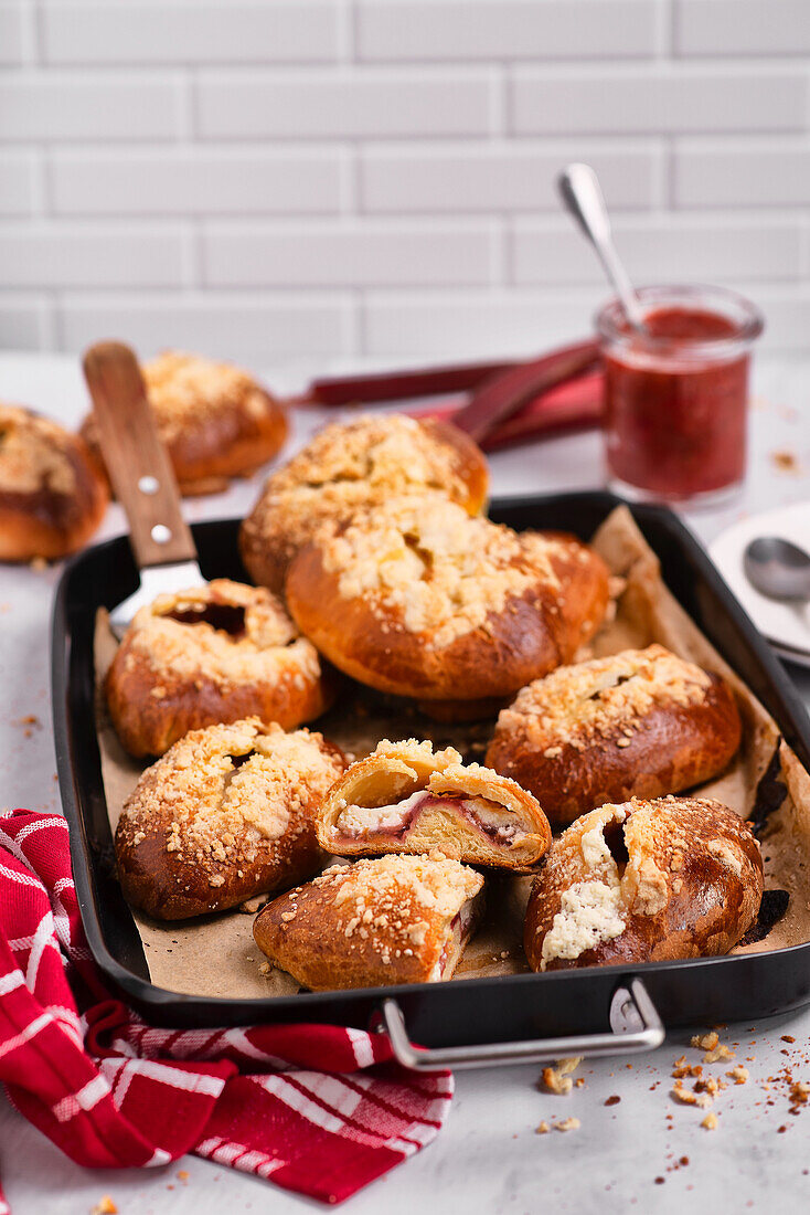 Yeast buns with cottage cheese rhubarb and crumble