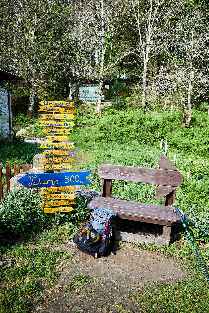 Wegweiser und Ruhebank am Pilgerweg Caminho Central im Landesinneren, Portugal