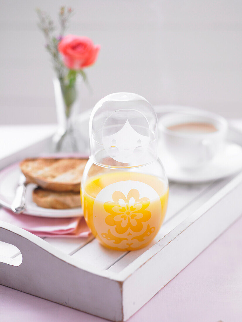Russische Puppen-Karaffe mit Orangensaft auf Frühstückstablett
