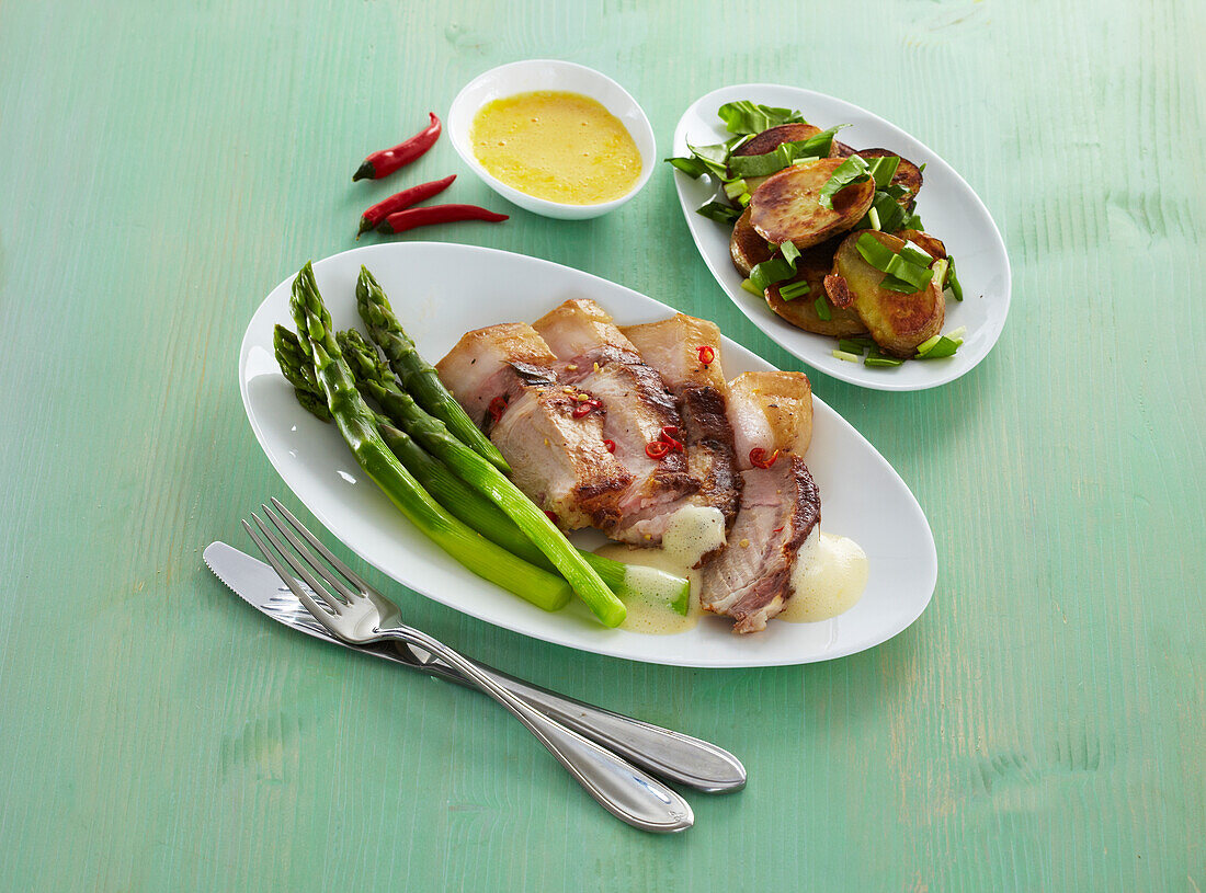 Pork chops with asparagus and hollandaise sauce