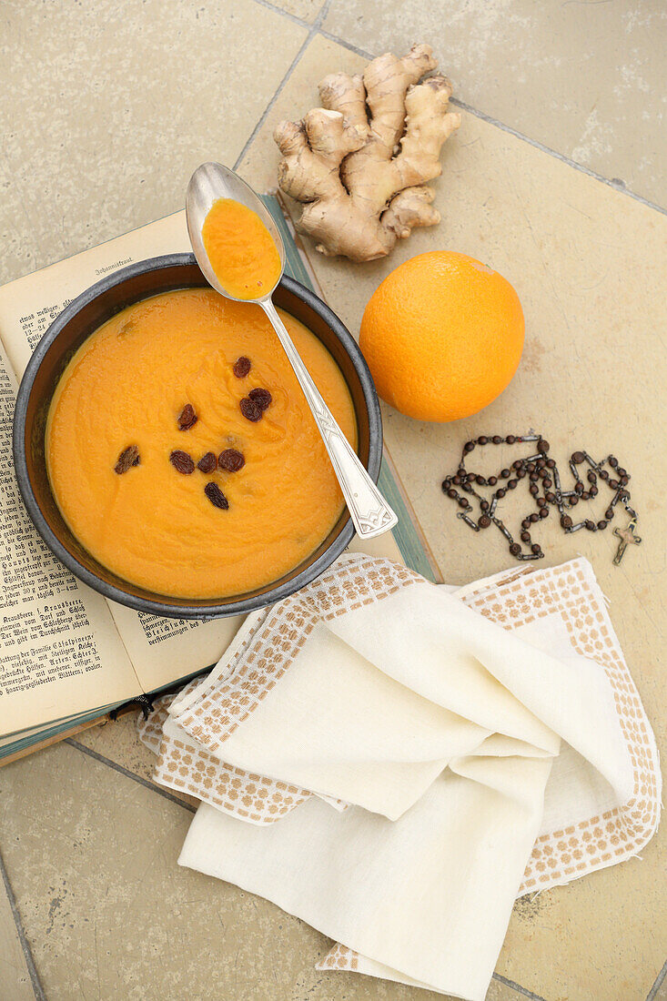 Kürbissuppe mit Galgant und Rosinen