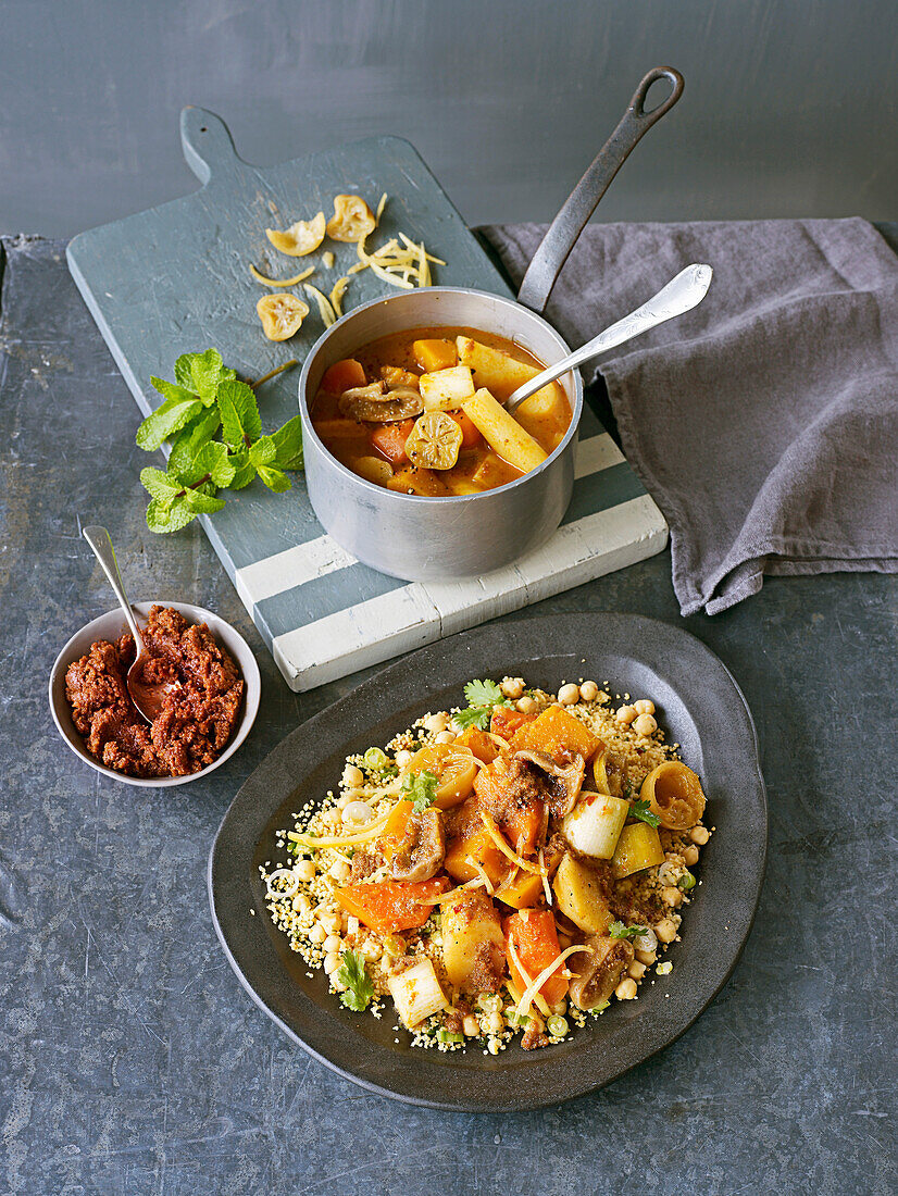 Gemüse-Couscous mit Kichererbsen und eingelegten Zitronen