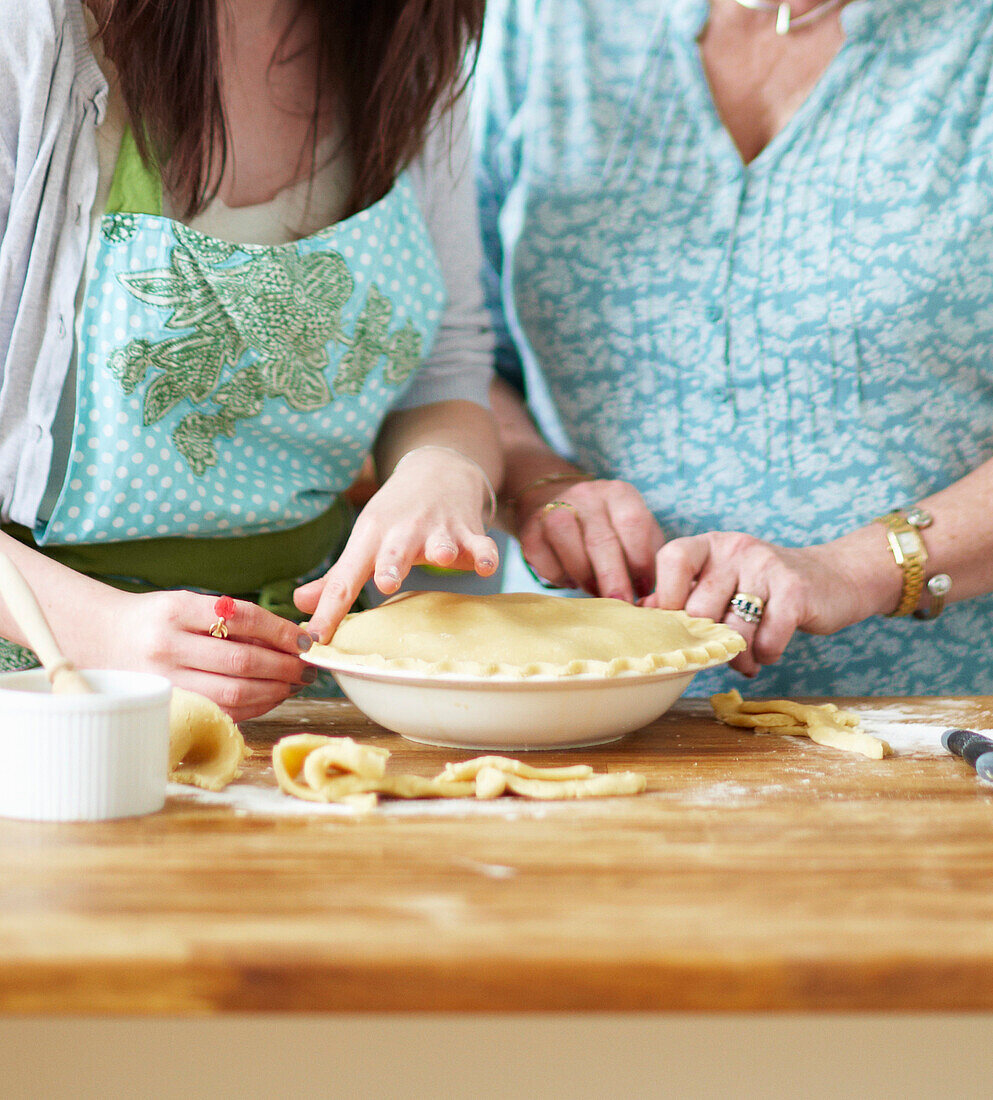Zwei Frauen beim Zubereiten eines zitroniges Chicken Pie