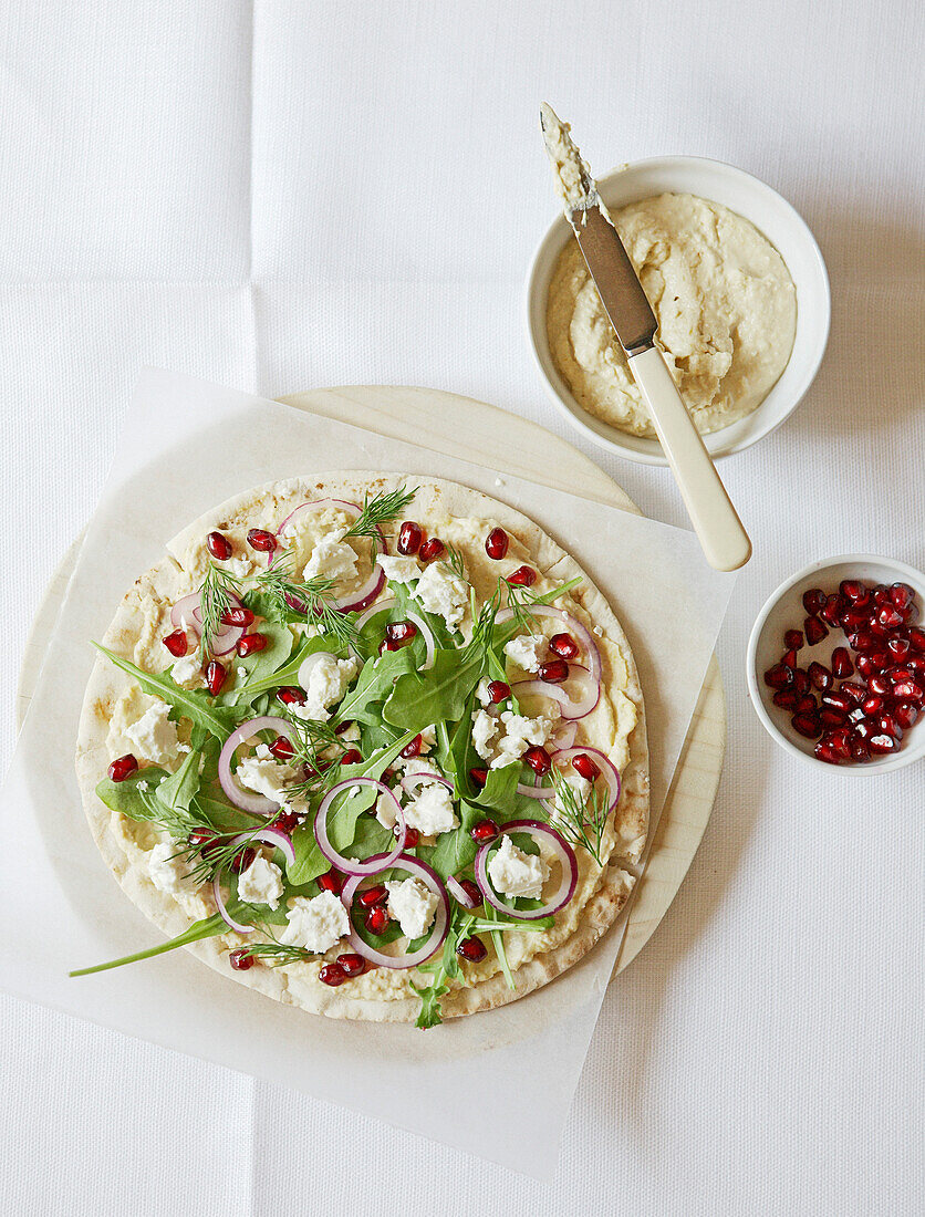 Fladenbrotpizza mit Rucola und Feta