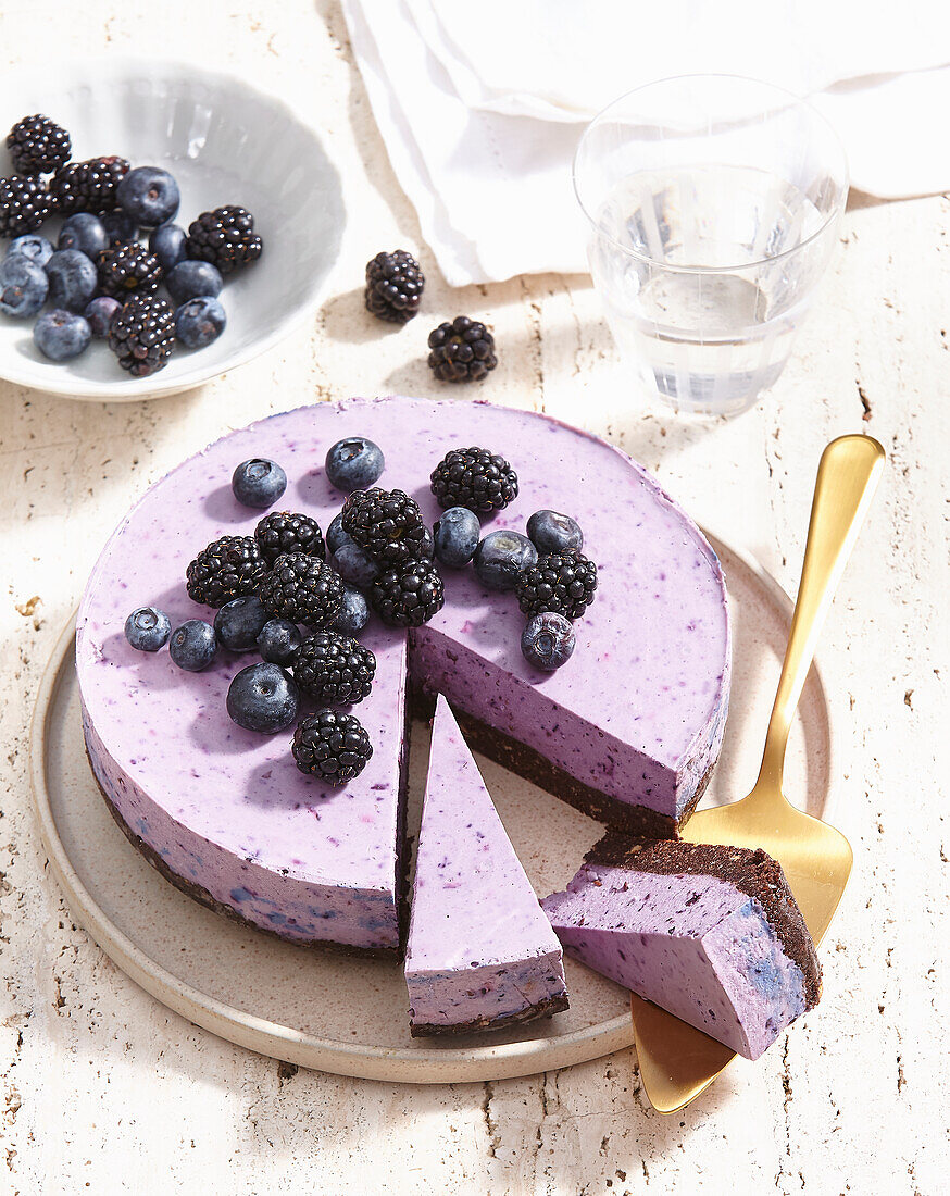 No Bake Blaubeerkuchen mit Brombeeren