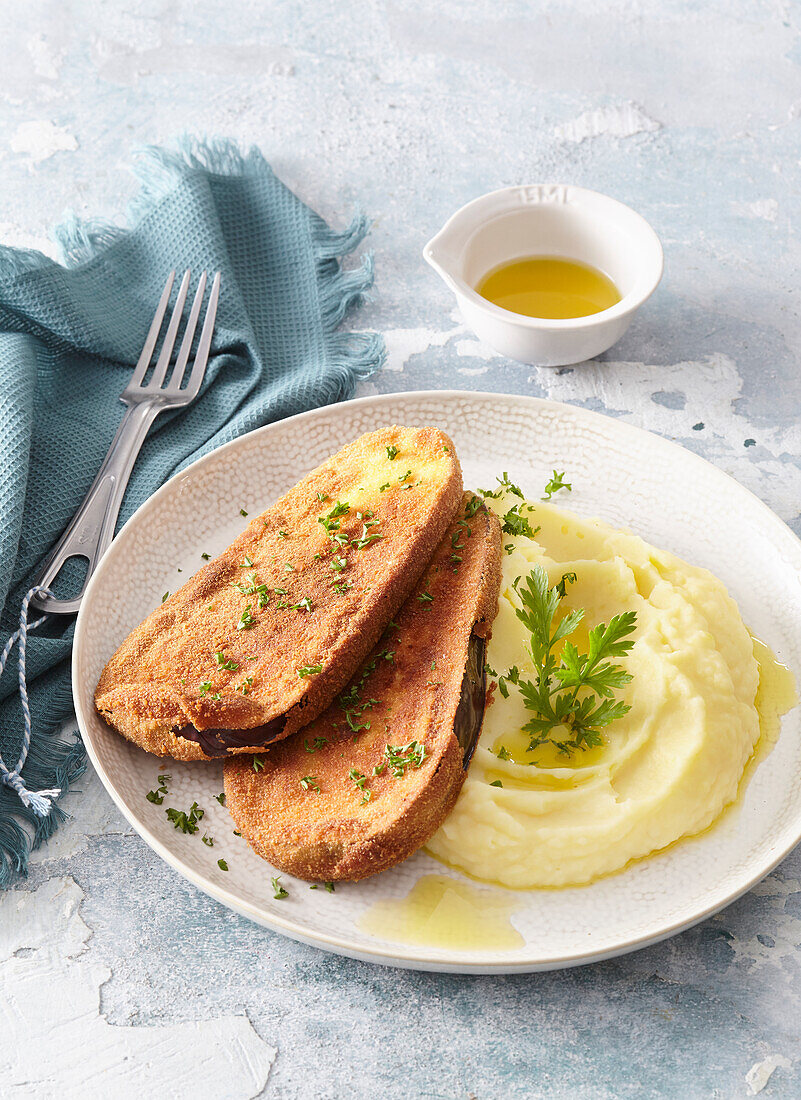 Knusprig panierte Auberginen mit Kartoffelpüree