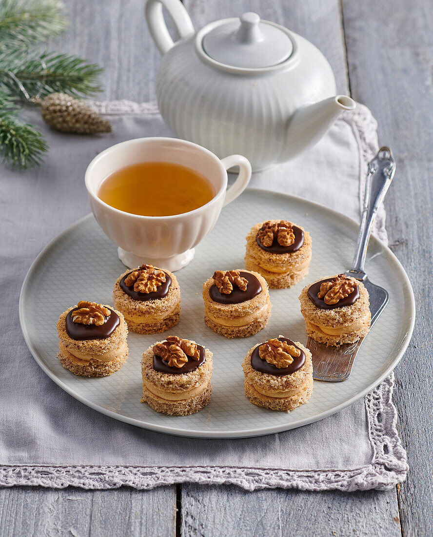 Weihnachtliches Karamell-Walnuss-Gebäck und eine Tasse Tee