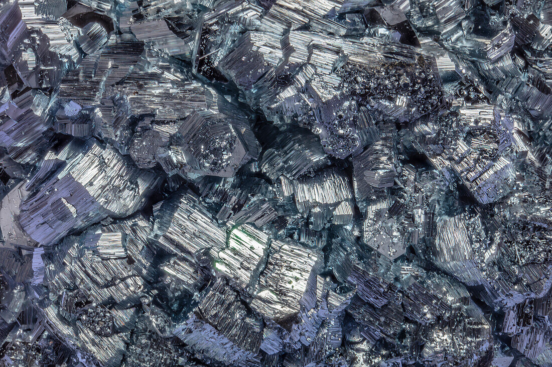 Elemental zinc crystals