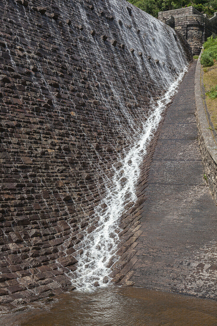 Reservoir dam overflow chute