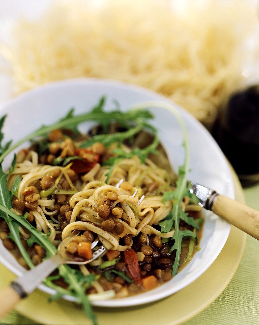 Schmale Bandnudeln mit Balsamicolinsen & Rucola