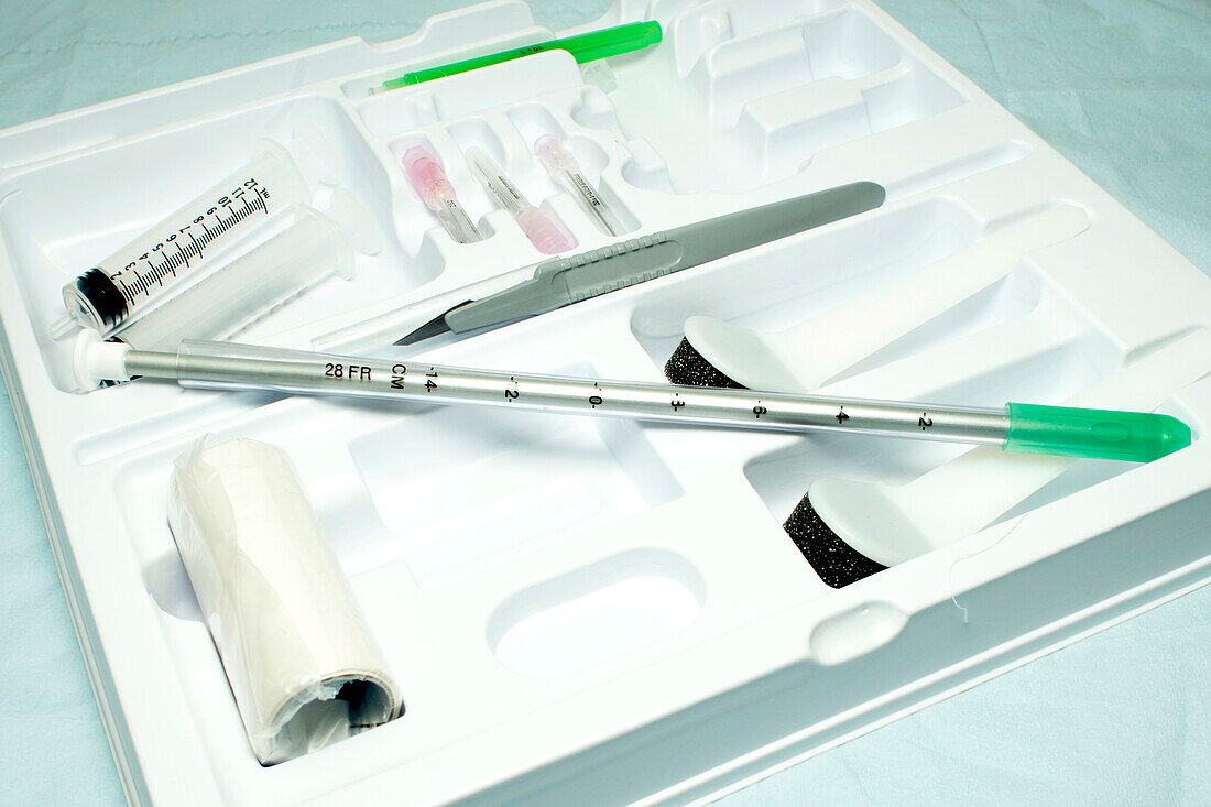 Trocar catheter kit