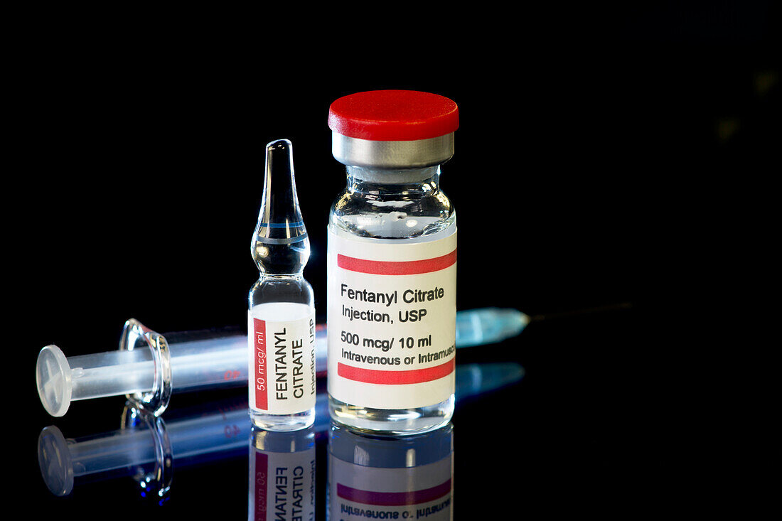 Fentanyl citrate vial, ampule and syringe