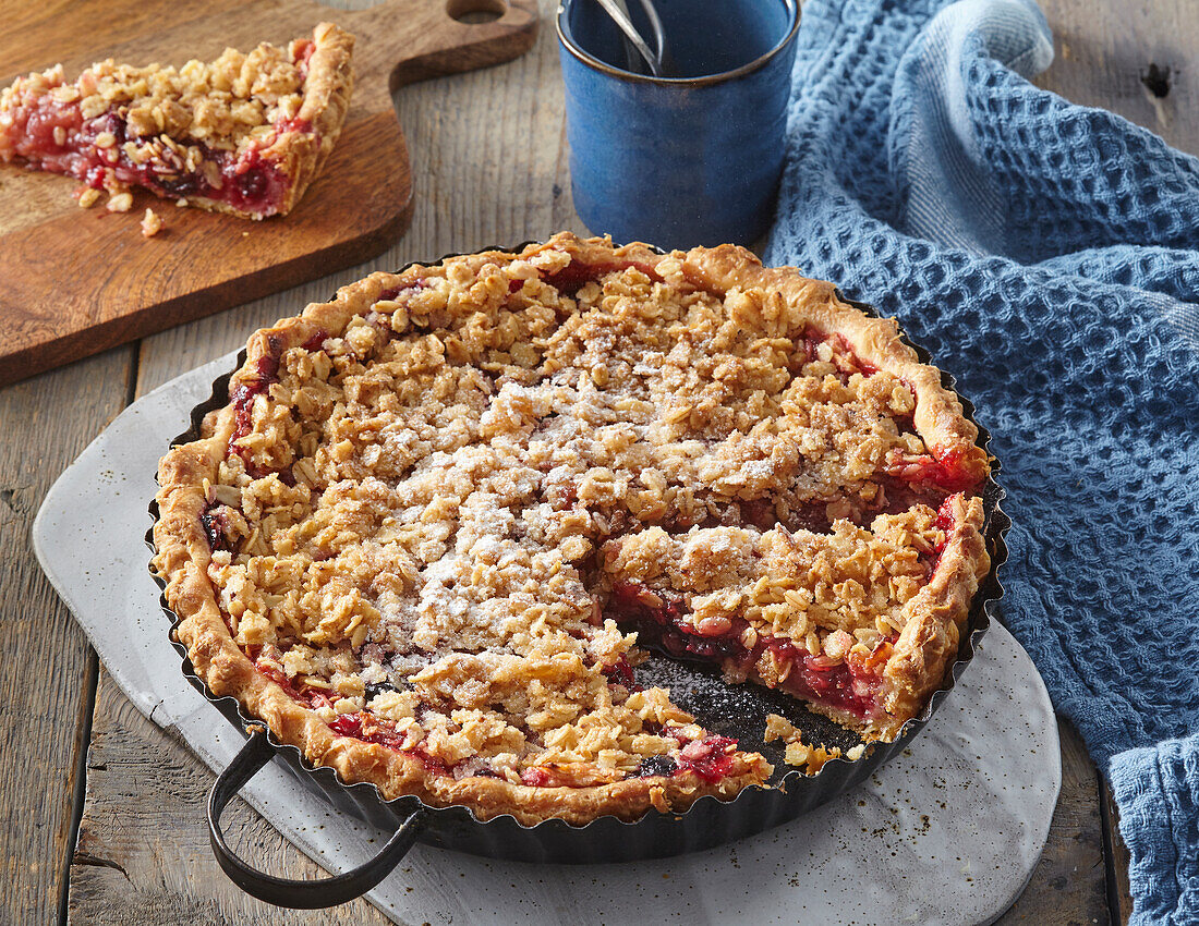 Waldbeerenkuchen mit Haferflocken-Crumble