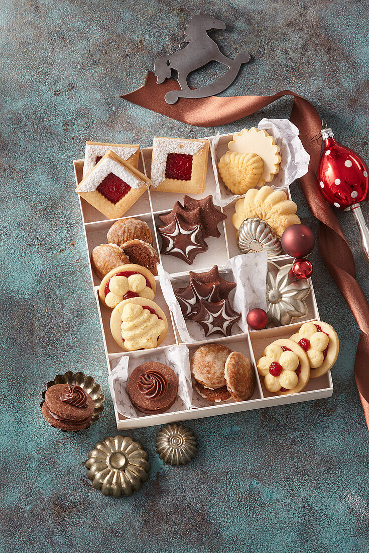 Verschiedene Weihnachtsplätzchen in Fächern einer Keksschachtel