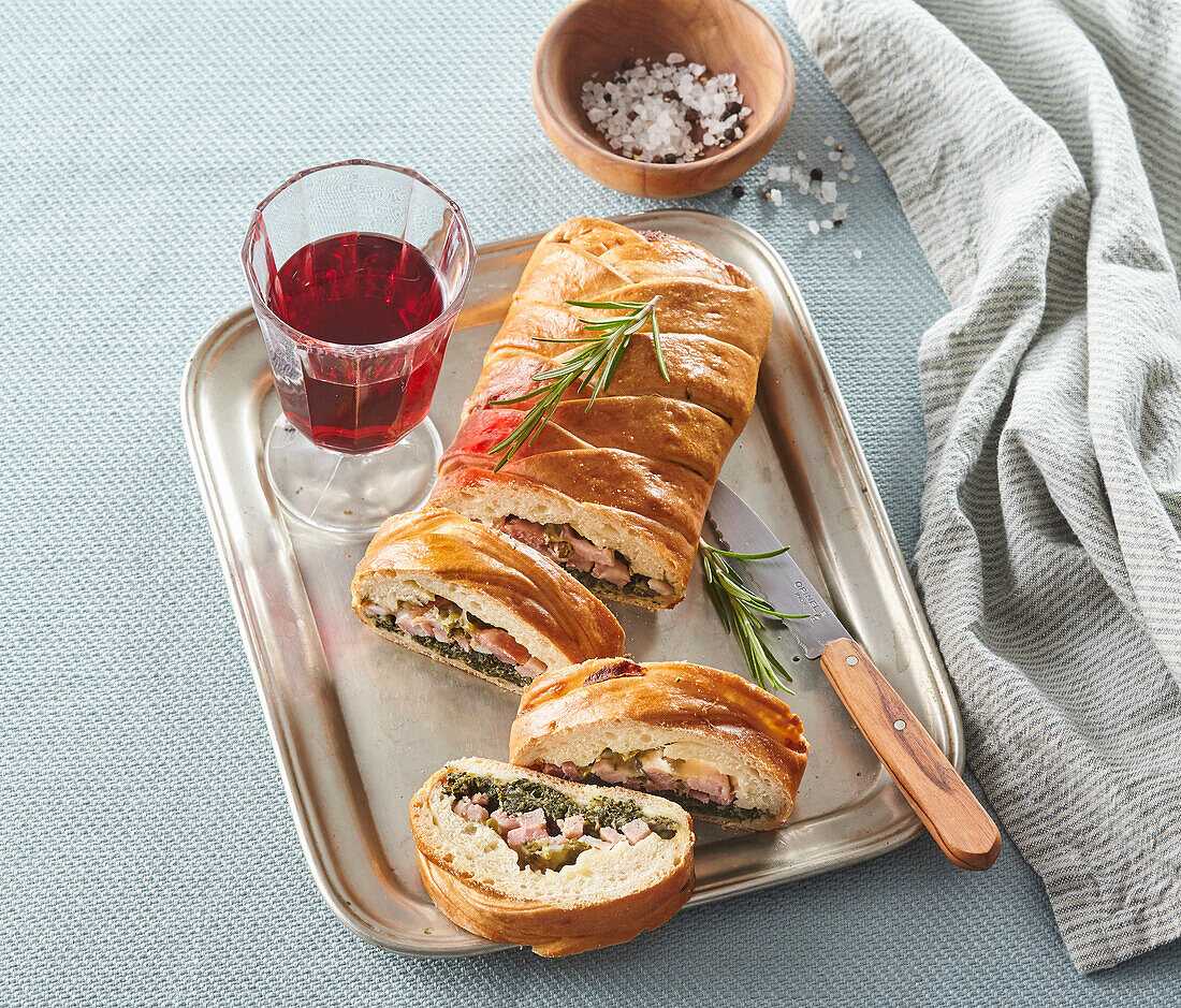 Pikanter Strudel mit Spinat und geräuchertem Schweinefleisch