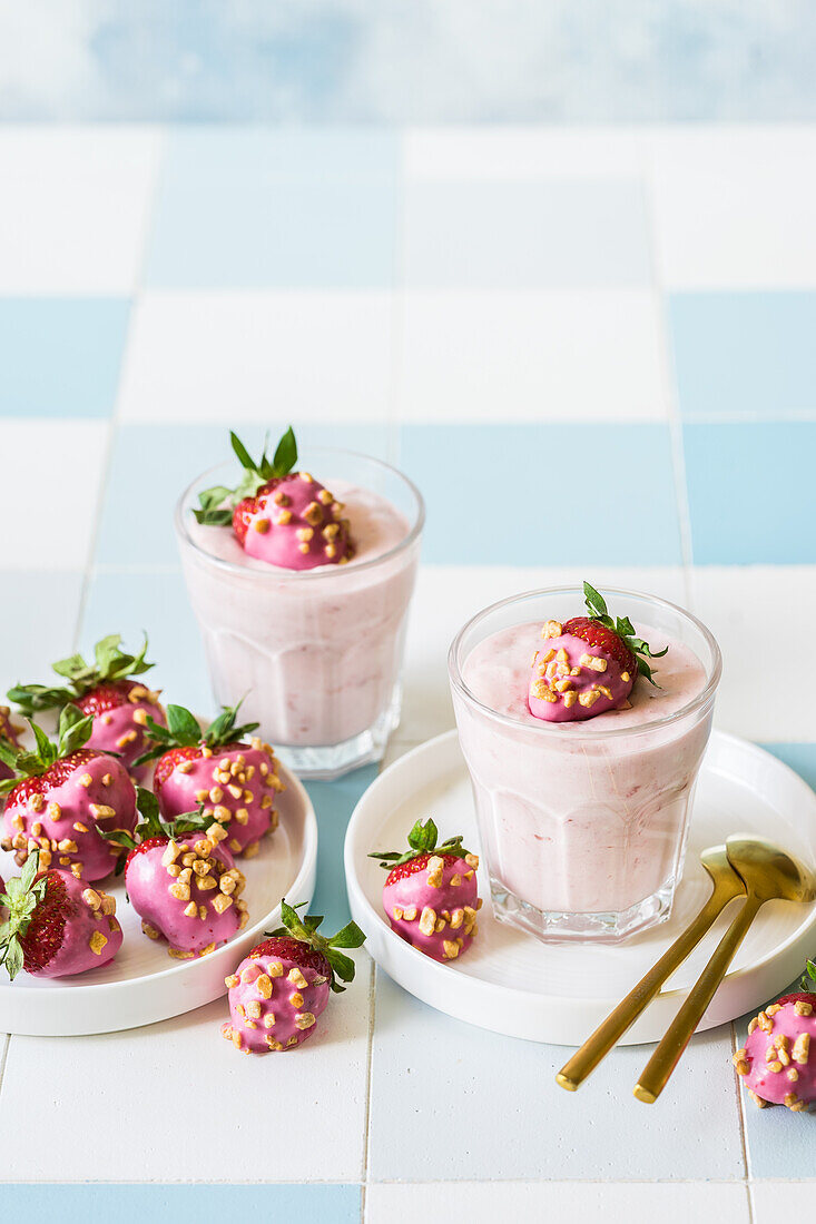 Erdbeer-Marshmallow-Mousse und in rosa Schokolade getauchte Erdbeeren mit kandierten Mandeln