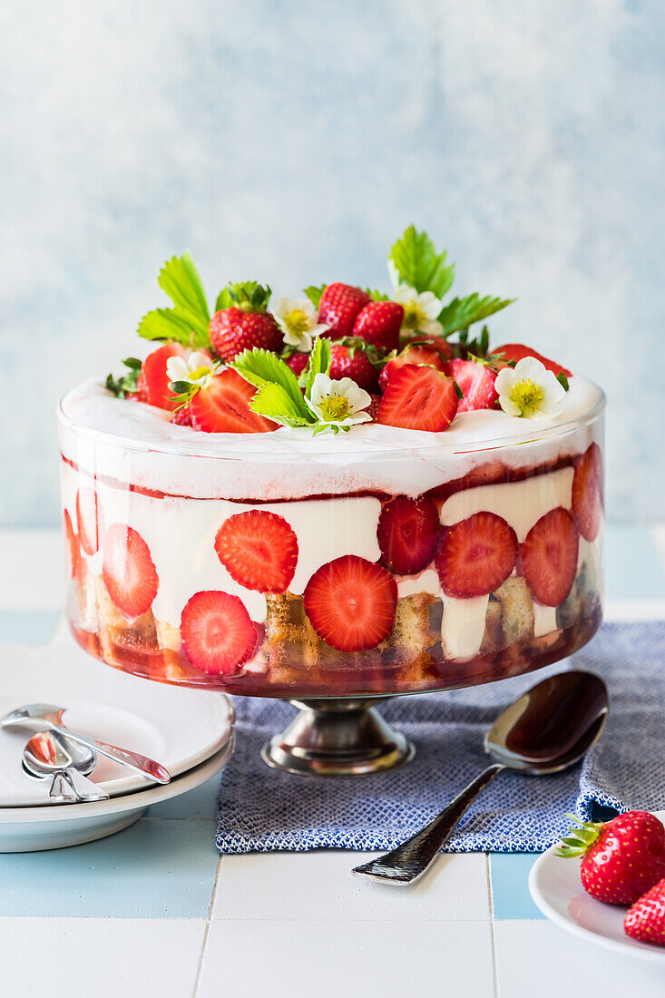 Erdbeertrifle mit Waffeln, Diplomatencreme und Erdbeer-Marshmallow-Creme