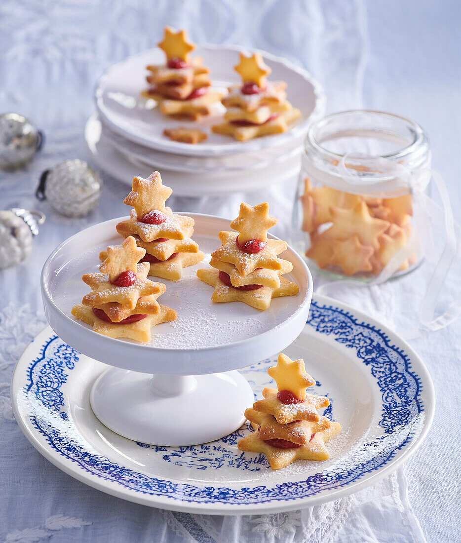 Plätzchen in Tannenbaumform mit Erdbeermarmelade