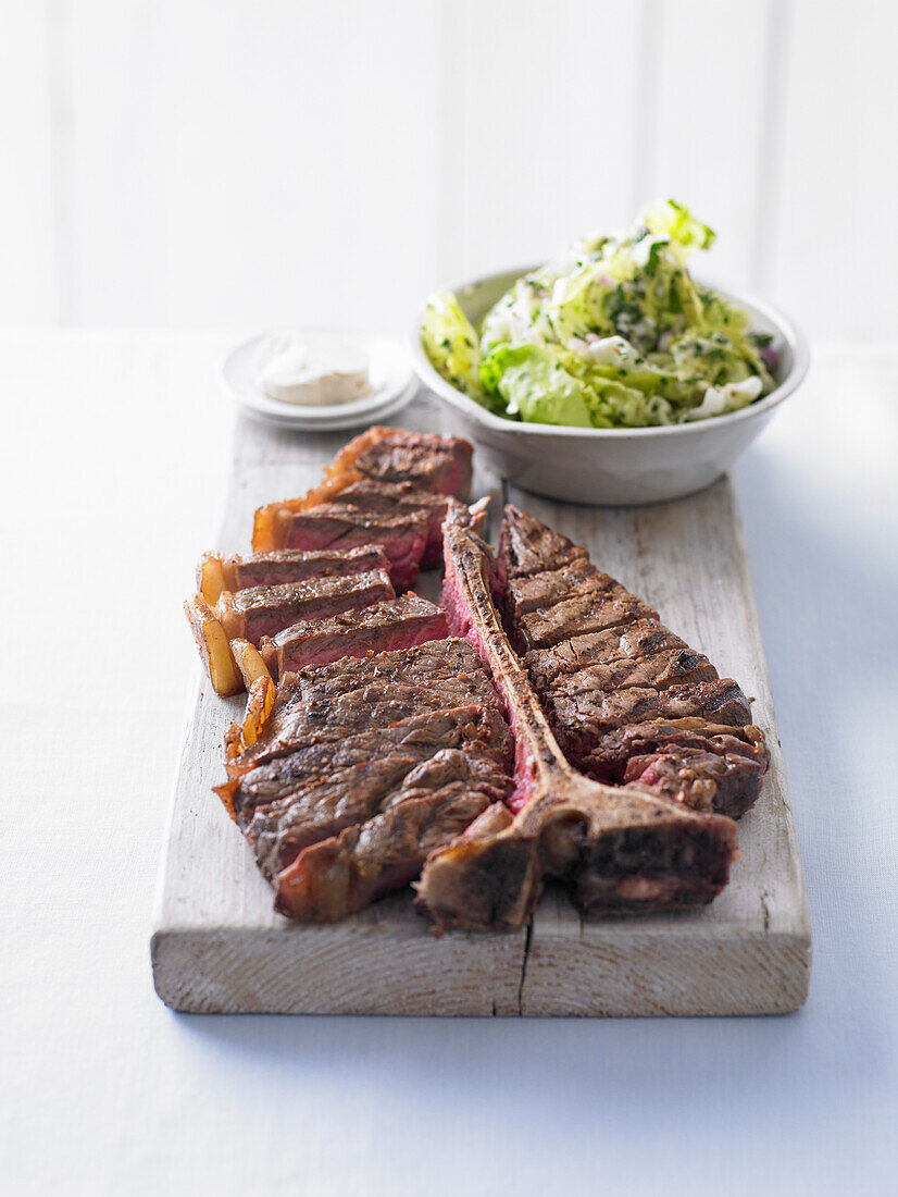 T-Bone Steak vom Holzkohlegrill mit Salat und Sardellenbutter