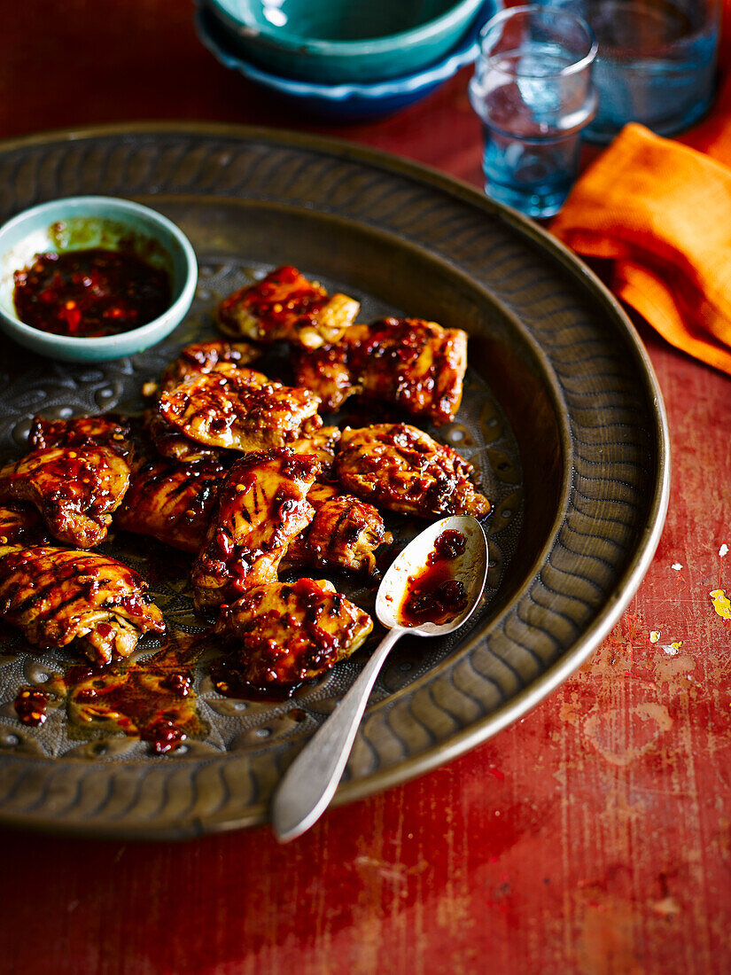 Malaiisches Sambal-Oelek-Huhn mit scharfer süßer Dip-Sauce