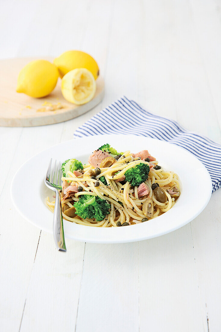 Lemon spaghetti with tuna and broccoli