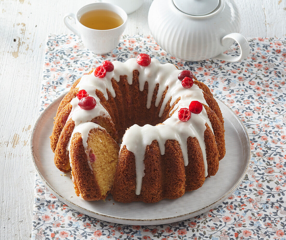 Cranberry-Gugelhupf mit Zuckerglasur