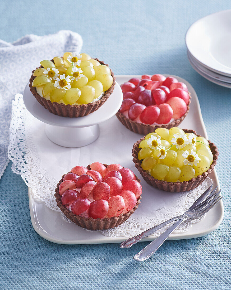 Creamy cocoa tarts with grapes