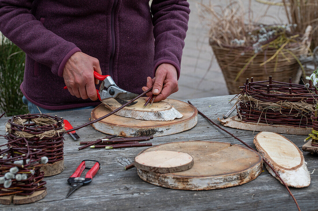 Weave planters from willow and wooden discs yourself