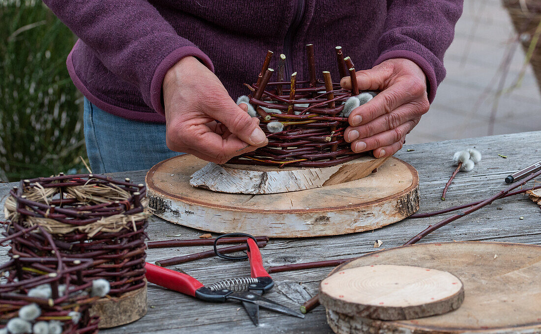 Weave planters from willow and wooden discs yourself