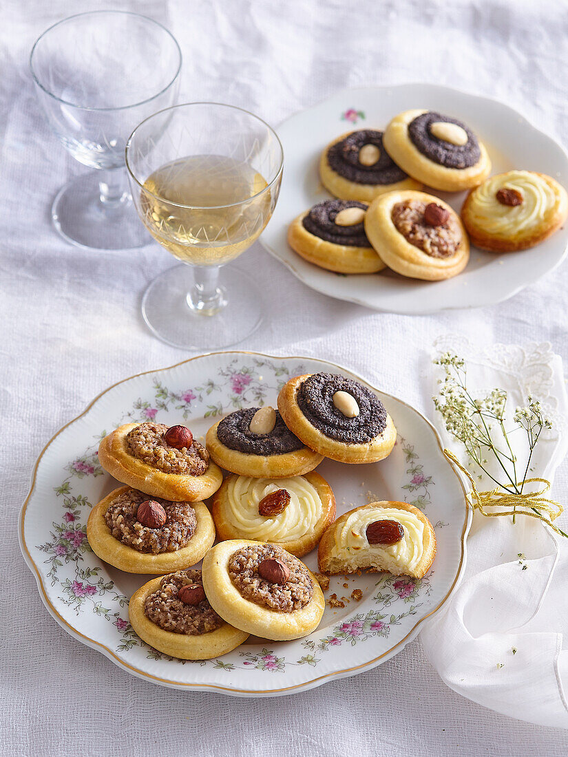 Kleingebäck mit Nüssen, Rosinen und Mohn