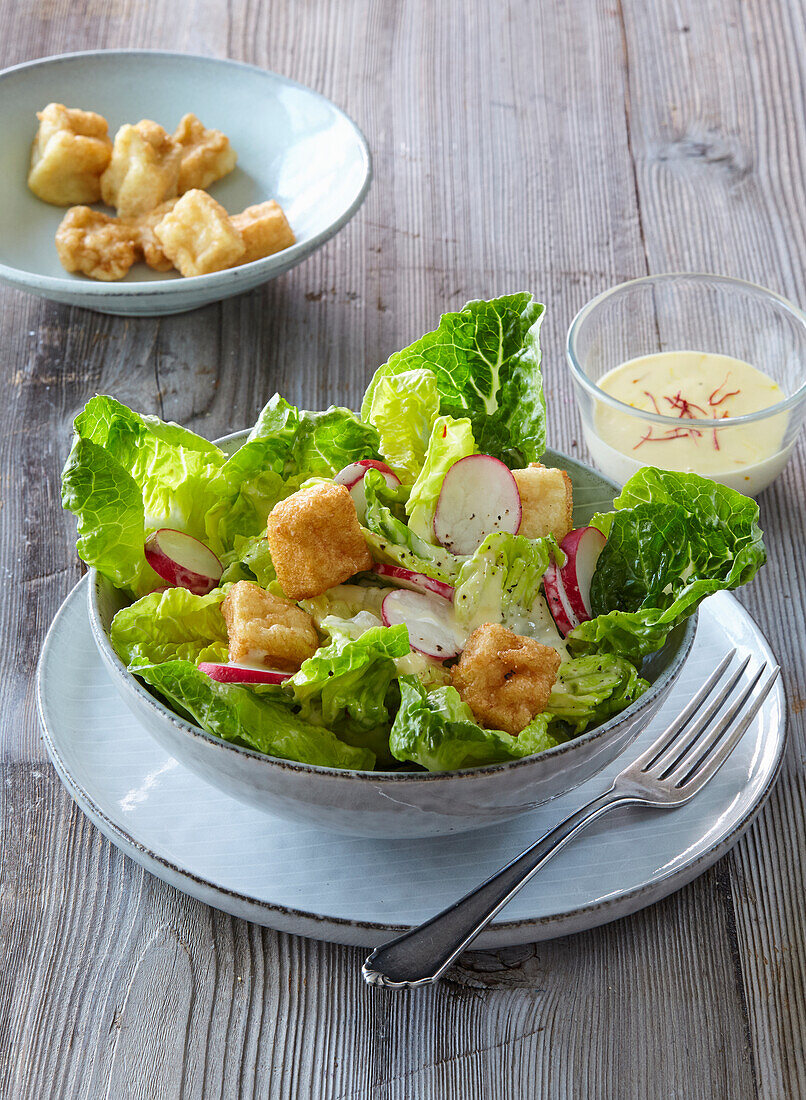 Salat mit Safranmayonnaise und Käsecroutons