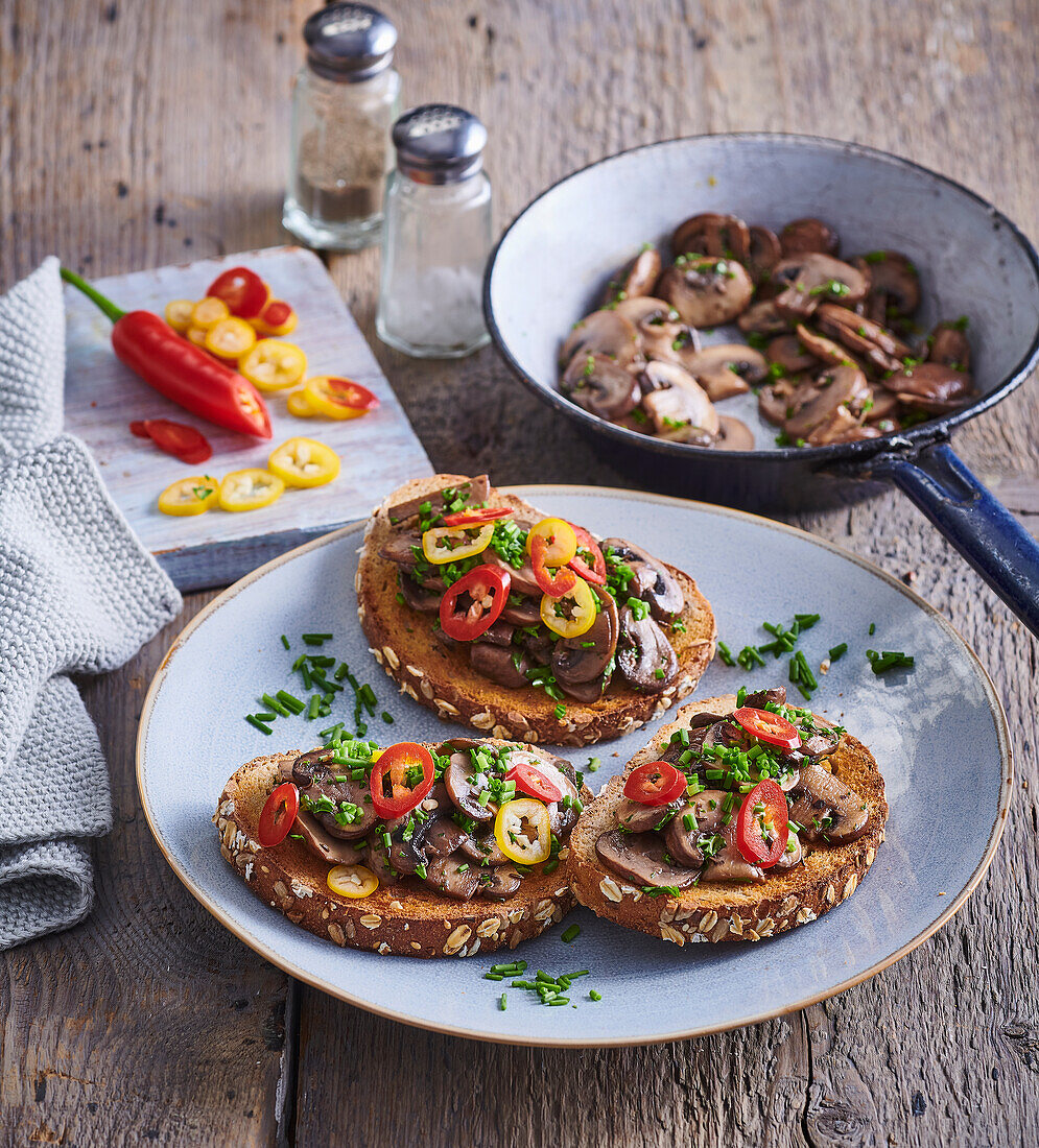 Rührei mit Pilzen auf Brotscheiben