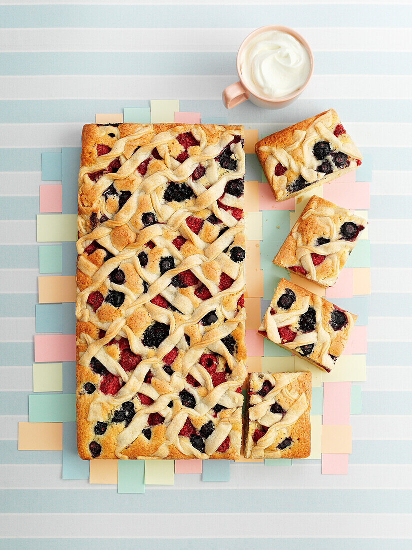 Kuchen vom Blech mit gemischten Beeren