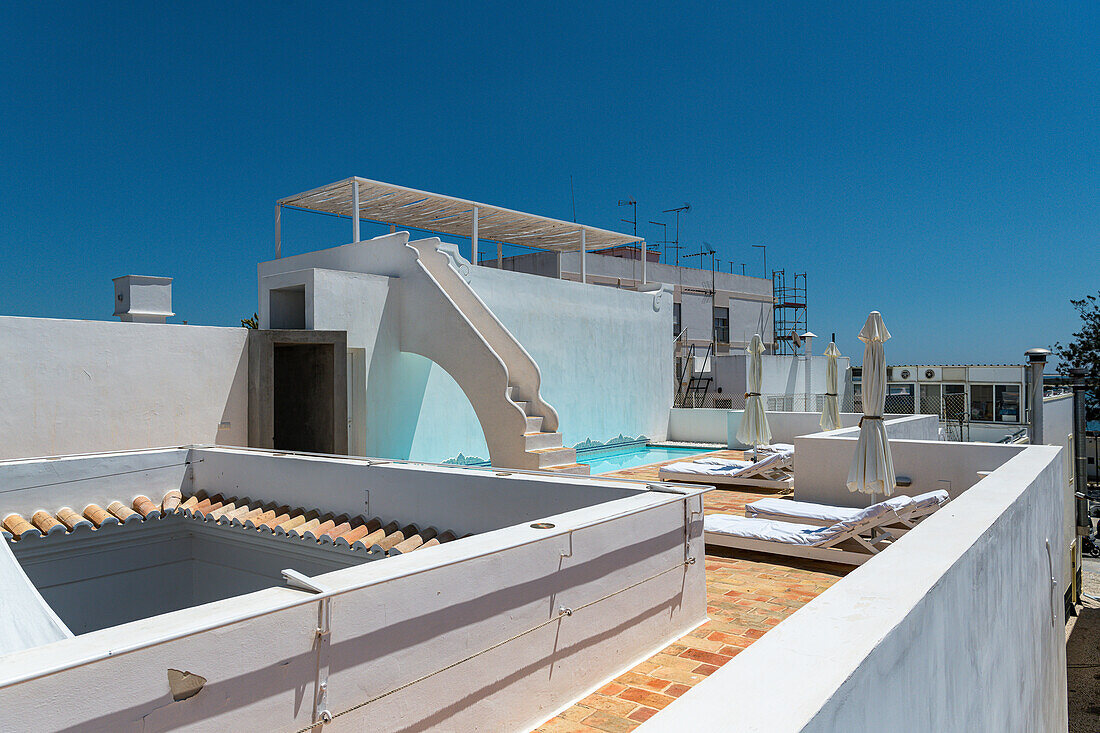Dachterrasse mit Schwimmbad in Ferienanlage, Olhao, Faro, Portugal