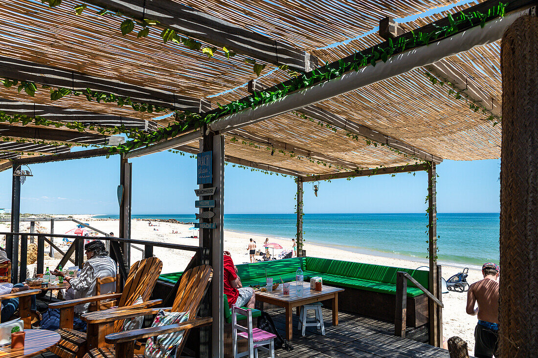 Strandbar am Strand Praia da Ilha da Farol, bei Olhao, Faro, Portugal