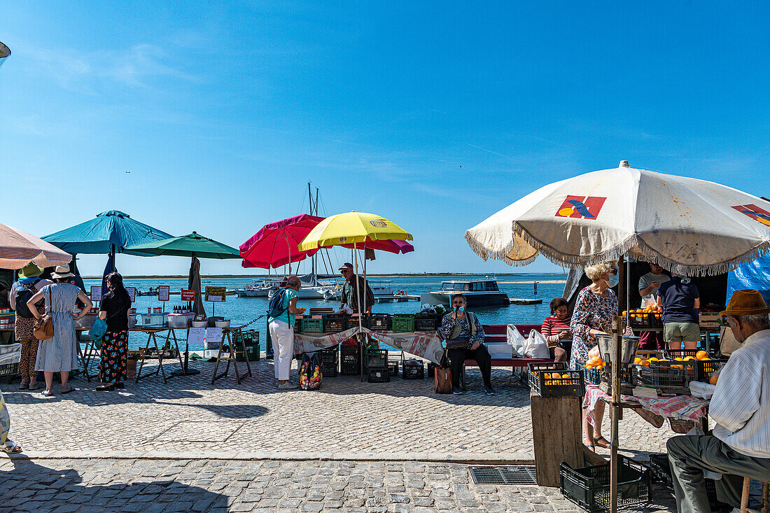 Verkaufsstände am Markt am Hafen, Olhao, bei Faro, Algarve, Portugal