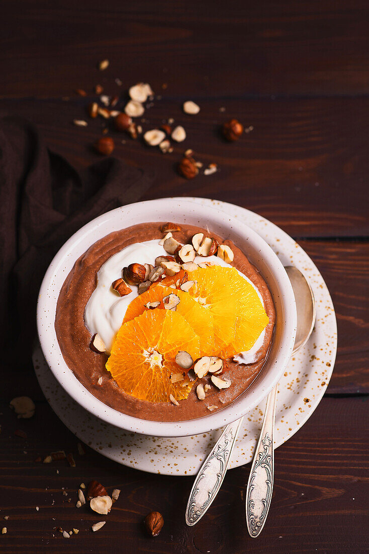 Hirse-Schokoladen-Pudding mit Orangen, Joghurt und Haselnüssen