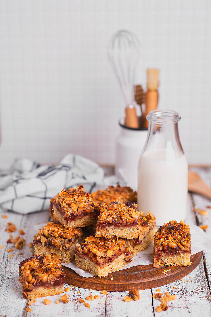 Oatmeal shortcake with nuts and strawberry jam