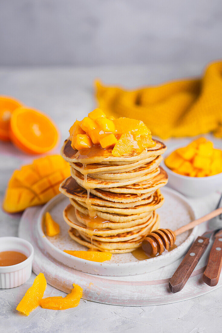 Pancakes mit Mango und Orangen