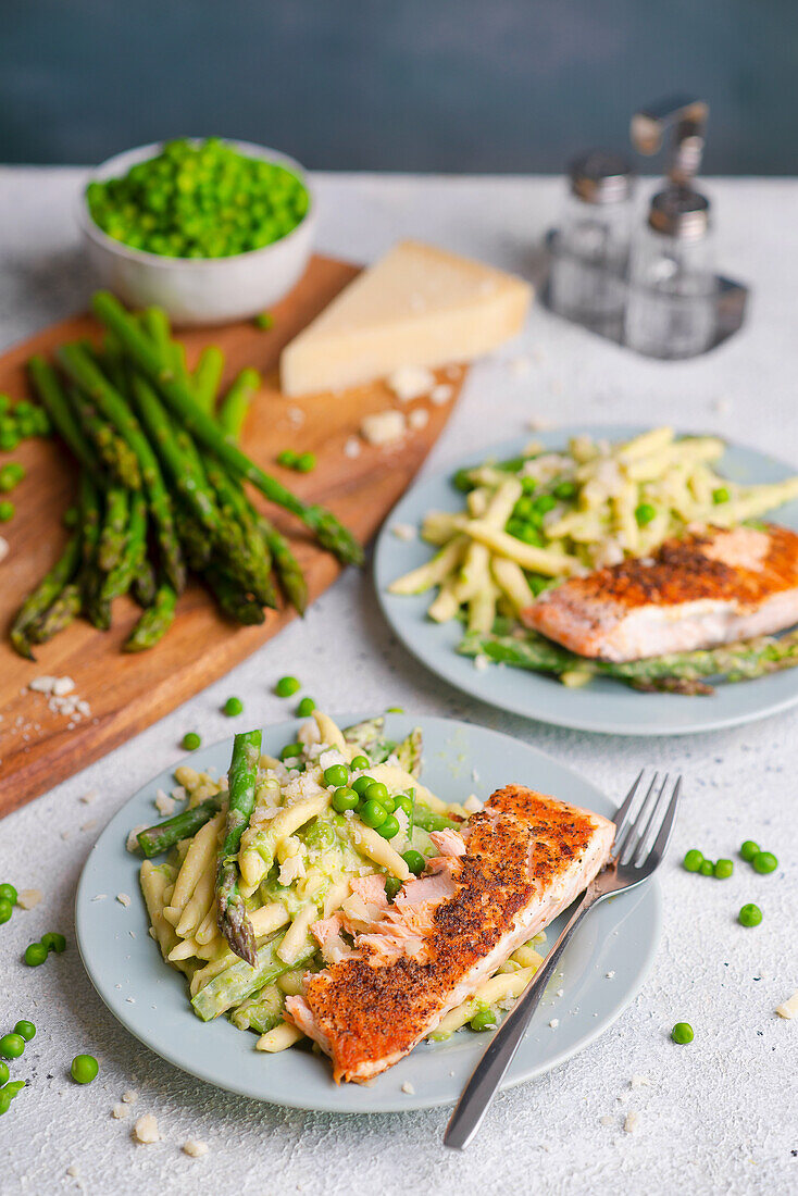 Pasta mit grünen Erbsen, Spargel und Parmesansauce, dazu Lachsfilet