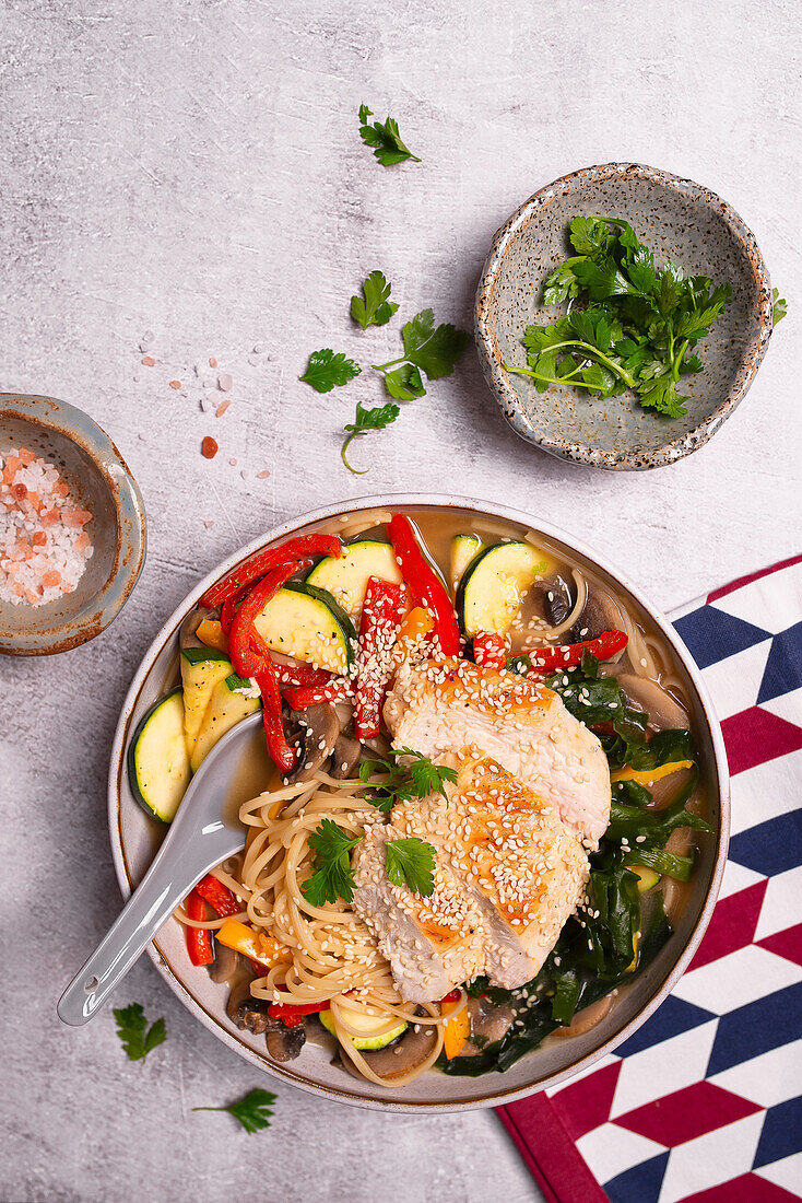 Ramen-Nudeln mit Spinat, Pilzen, Paprika, Zucchini, Hähnchenbrust und Sesam