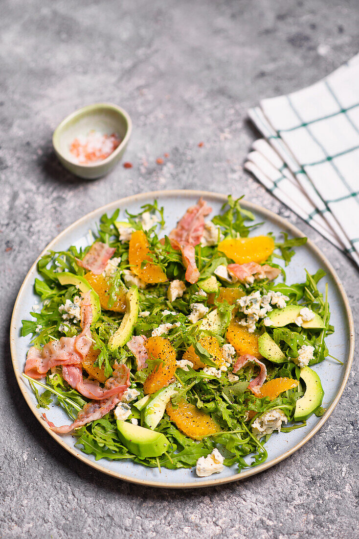 Salad with rocket, bacon, blue cheese, orange, and avocado