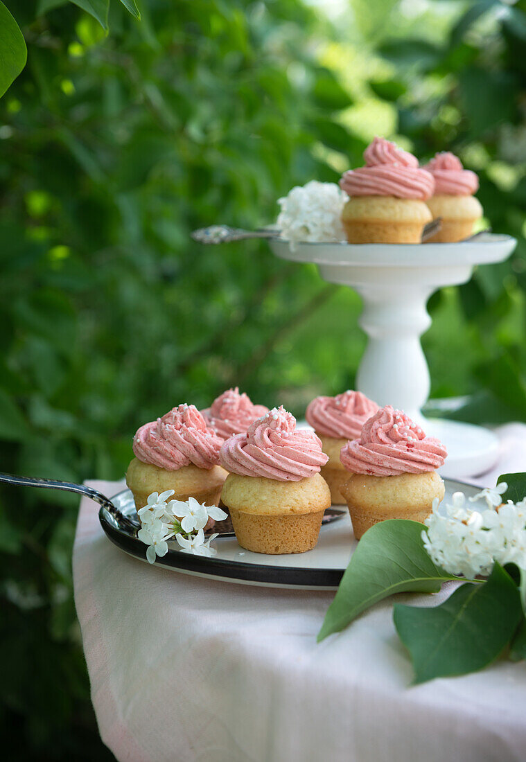 Vegan coconut and peach cupcakes with strawberry cream