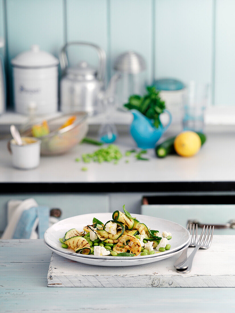 Salat mit gegrillten Zucchini, Edamame und Feta