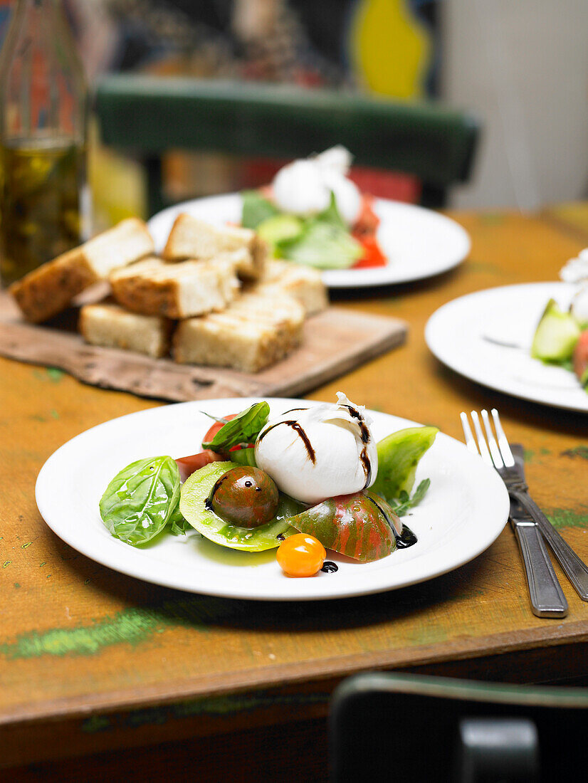 Burrata mit Tomaten und Basilikum