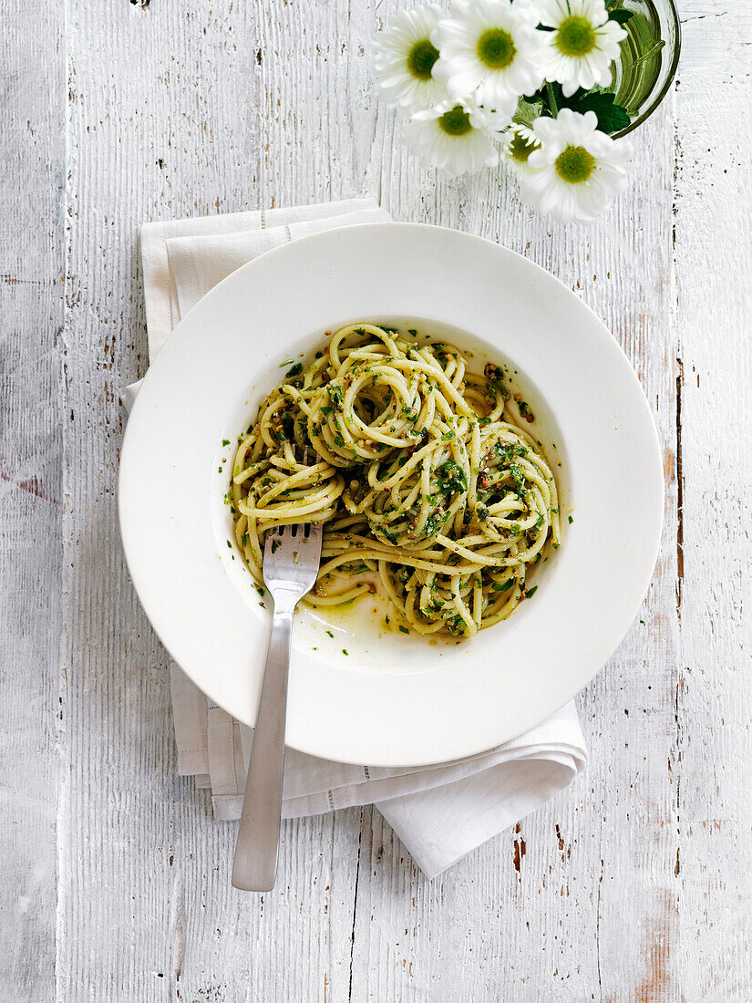 Spaghetti mit schnellem Pesto aus Brunnenkresse, Spinat und Rucola