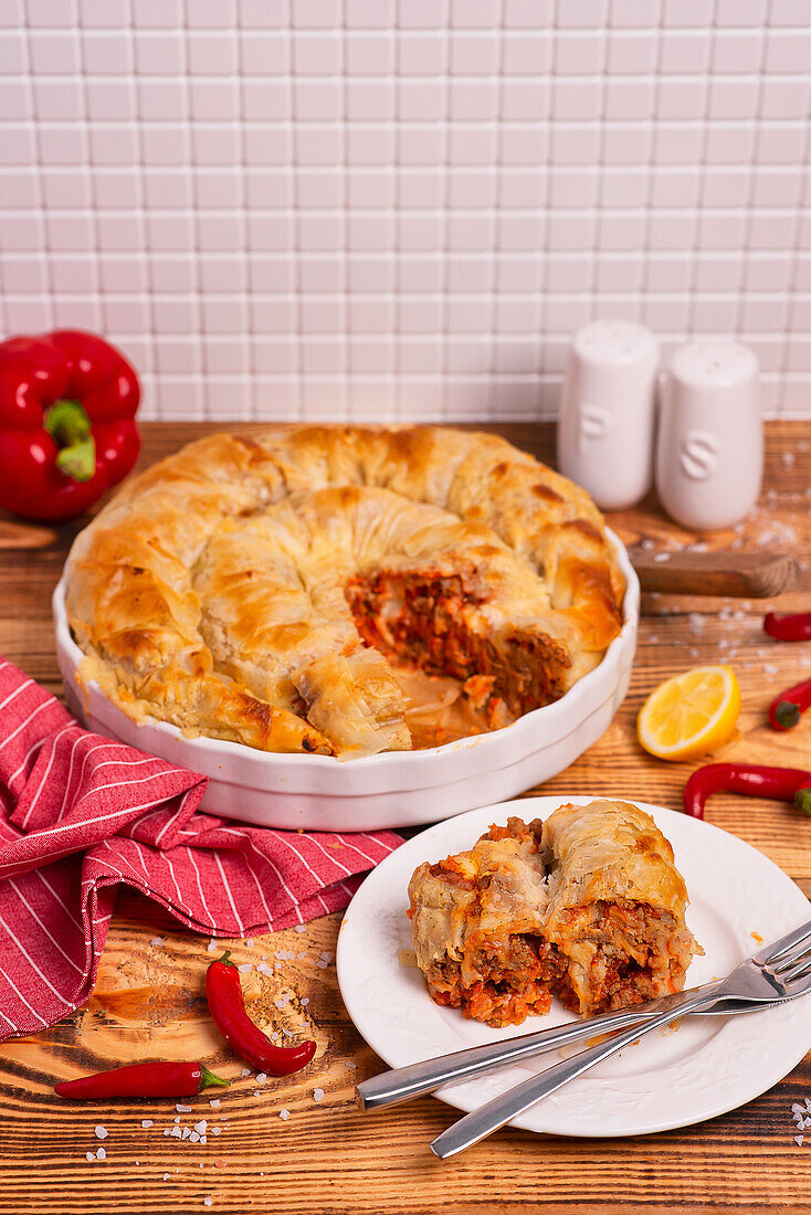 Burek aus Filoteig mit Fleisch, Gemüse, Käse (Balkan-Küche)